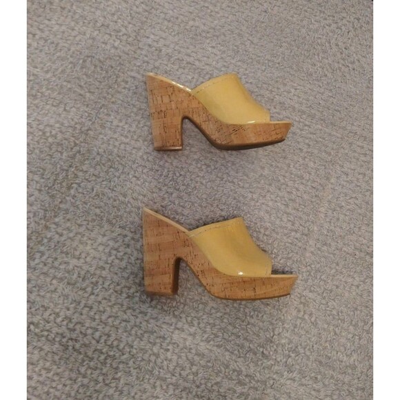 Tahari Miami chunky block heeled yellow size 10 clogs - Picture 3 of 9